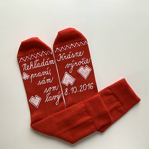 Maľované ponožky k výročiu svadby ľudovoladené červené s maľbou v bielom