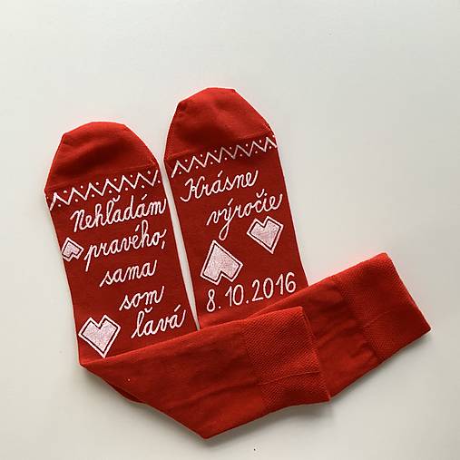 Maľované ponožky k výročiu svadby ľudovoladené červené s maľbou v bielom