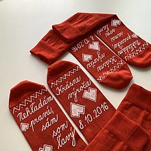 Ponožky, pančuchy, obuv - Maľované ponožky k výročiu svadby ľudovoladené červené s maľbou v bielom - 13789907_