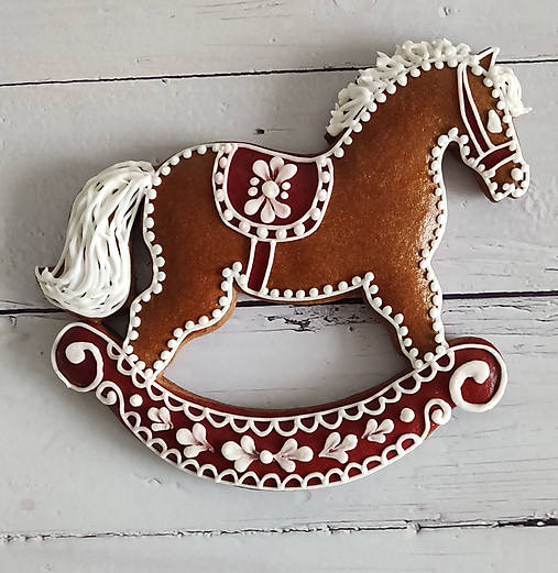  - Perníkový hojdací kôň v celofánovom balení (S červeným podkladom - sedlo, podstavec) - 13794340_