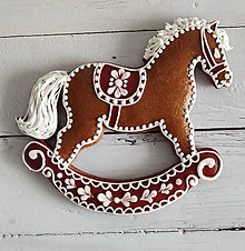 Dekorácie - Perníkový hojdací kôň v darčekovej krabičke (Červený podklad - sedlo, podstavec) - 13794366_