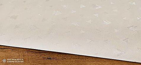 Textil - Látka pretkávaná lurexovou niťou striebornou- Trojuholníky - cena za 10 cm - 13797907_