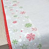 Úžitkový textil - ROXANA - červené vločky na béžovej  - vianočný behúň - 13800636_