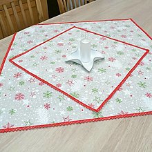 Úžitkový textil - ROXANA - červené vločky na béžovej  - vianočný štvorcový obrus - 13800701_