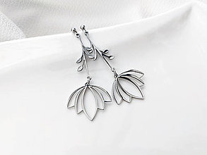 Náušnice - Visiace kvetinky - chirurgická oceľ  (Strieborné kvetiny - 5,5 cm) - 13805834_
