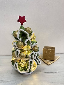 Dekorácie - Vianočný stromček Svietiaci s dekoráciami (zlaté dekorácie/červená hviezda výška cca 24 cm) - 13806170_