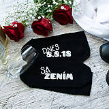Pánske oblečenie - Čierne pánske ponožky "Dnes sa žením" - 13809909_