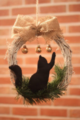 Prírodný vianočný veniec na dvere s mačičkou