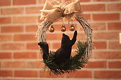 Dekorácie - Prírodný vianočný veniec na dvere s mačičkou - 13811961_