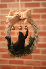 Dekorácie - Prírodný vianočný veniec na dvere s mačičkou - 13811963_