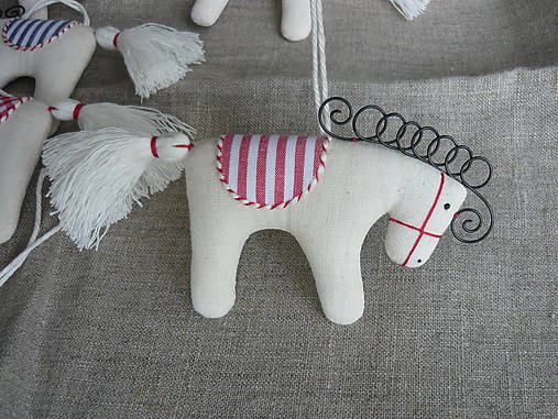 Dekorácie - Darčeky pre svadobčanov -Koníky 2 (koník sedlo červený pásik) - 13809639_