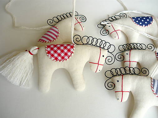 Dekorácie - Darčeky pre svadobčanov -Koníky 2 (koník sedlo červená kocka) - 13809644_