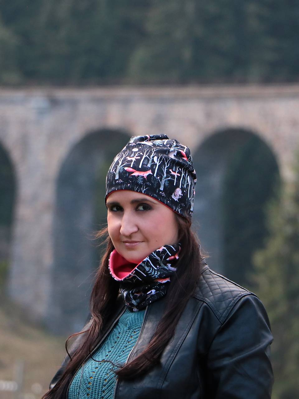 Les na čiernej úpletová čiapka, nákrčník alebo set