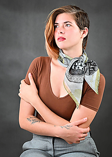 Šatky - Štýlová šatka pre odvážne ženy, bavlnená s hodvábom 70 x 70 cm Tajomná jazdkyňa - 13826749_