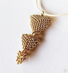 Náhrdelníky - Zlatý korálkový prívesok trojuholníky - 13830679_
