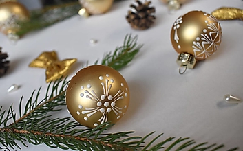Dekorácie - Sklenená vianočná guľa zdobená voskom malá - 13833174_