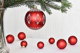 Dekorácie - Sklenená vianočná guľa zdobená voskom veľká - 13833375_