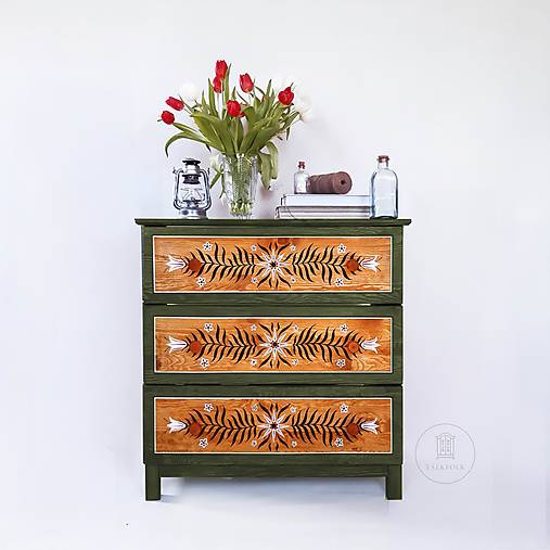 Ručne maľovaná komoda "Tradičná" (rôzne veľkosti) (V: 92cm Š: 79cm H: 39cm)