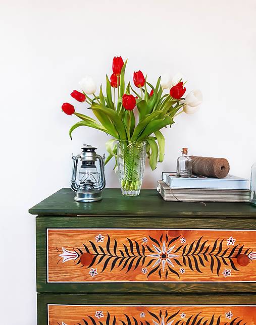 Ručne maľovaná komoda "Tradičná" (rôzne veľkosti) (V: 92cm Š: 79cm H: 39cm)