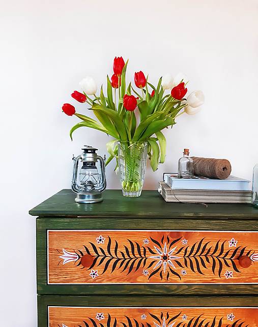 Ručne maľovaná komoda "Tradičná" (rôzne veľkosti) (V: 92cm Š: 79cm H: 39cm)