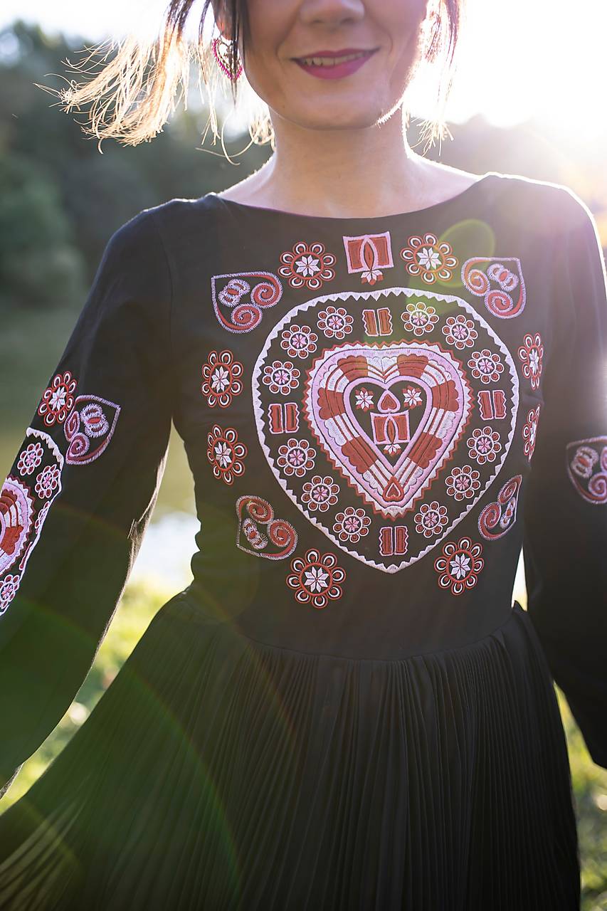 čierne plisované šaty Srdce z čepca