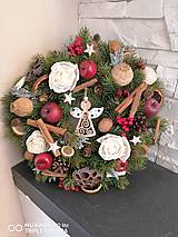 Dekorácie - *Vianočný tradičný veniec s anjelikom a jabĺčkami 33cm - 13847347_