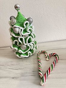 Dekorácie - Vianočný stromček Svietiaci s dekoráciami (vrch strieborná guľa, vnútro sklenná fľaša, výška cca 26,5 cm) - 13847741_