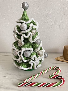Dekorácie - Vianočný stromček Svietiaci s dekoráciami (vrch strieborný s trblietkami, vnútro sklenná fľaša, výška cca 32 cm) - 13847753_