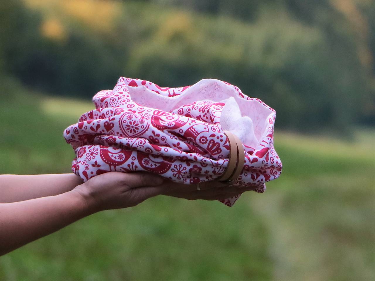 Štýlový ľahučký ľanový nákrčník vtáčik červený