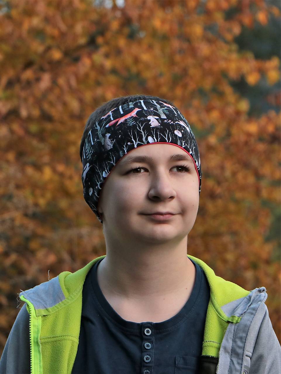 Úpletová čelenka les na čiernej