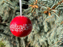 Vianoce - červené vianočné gule jemný dekor