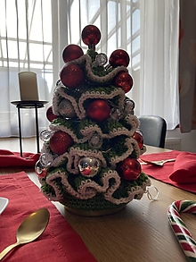 Dekorácie - Vianočný stromček Červený Svietiaci s dekoráciami - 13853827_
