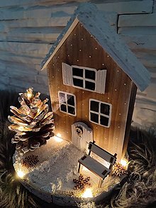 Dekorácie - Drevený svietiaci vianočný domček - 13856664_