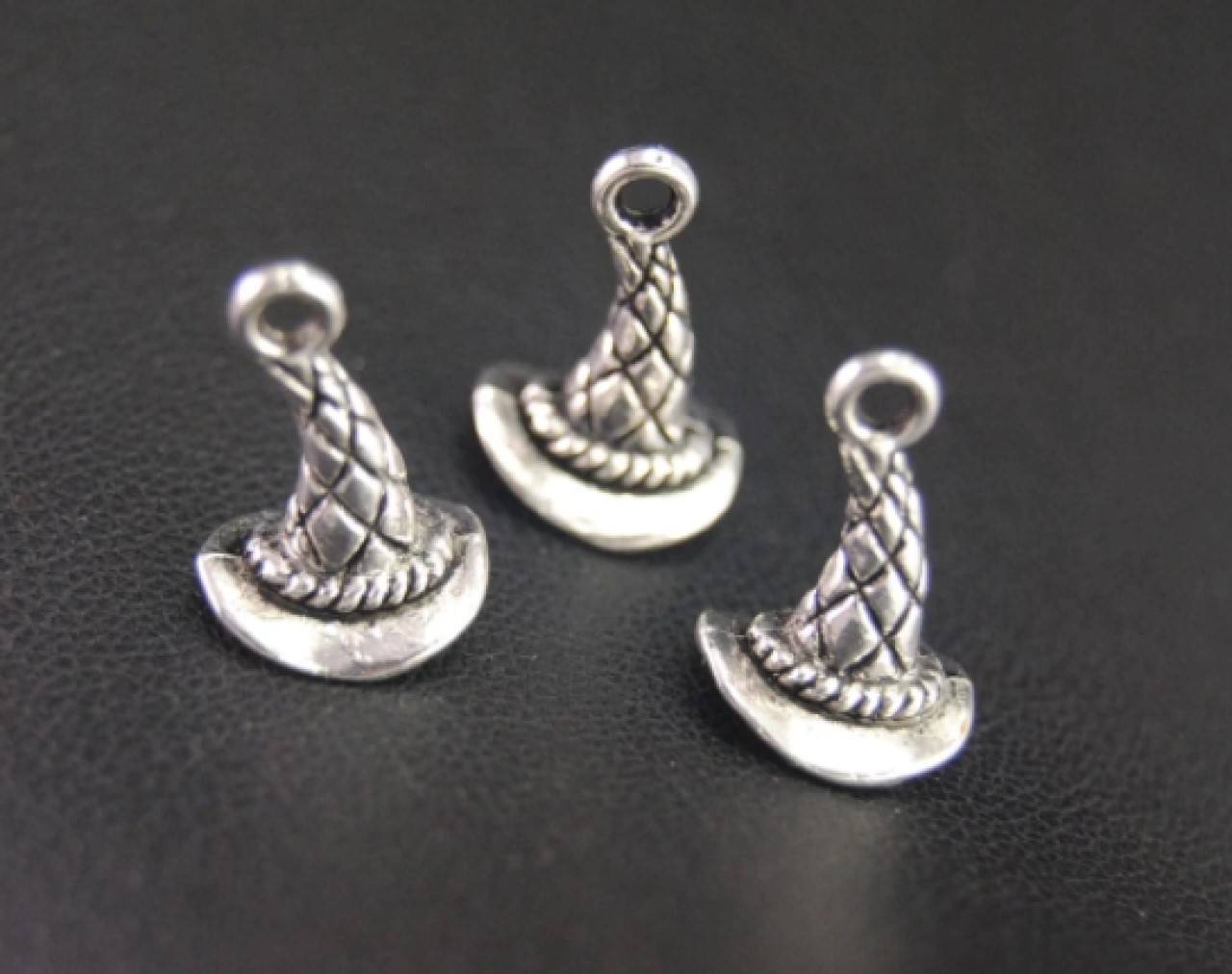 Prívesok čarodejnícky klobúk 1,4 x 1,1 cm