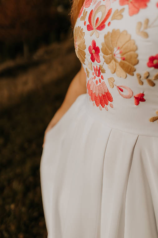 Svadobné šaty Motýľ (Ružovo-béžová výšivka)