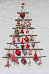 Dekorácie - Vianočný stromček s prírodnými vianočnými ozdobami - rebrík - 13859989_