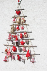 Dekorácie - Vianočný stromček s prírodnými vianočnými ozdobami - rebrík - 13859992_