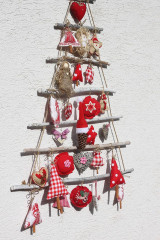 Dekorácie - Vianočný stromček s prírodnými vianočnými ozdobami - rebrík - 13859999_