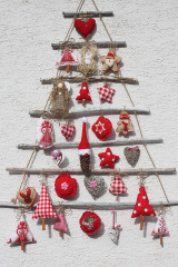 Dekorácie - Vianočný stromček s prírodnými vianočnými ozdobami - rebrík - 13860005_