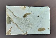 Papiernictvo - Origami obálka z ručného papiera biela s kvetmi lipy a lístkami yzopu lekárskeho - 13860035_