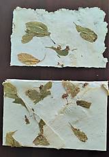 Papiernictvo - Origami obálka z ručného papiera biela s kvetmi lipy a lístkami yzopu lekárskeho - 13860036_