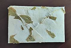 Papiernictvo - Origami obálka z ručného papiera biela s kvetmi lipy a lístkami yzopu lekárskeho - 13860037_
