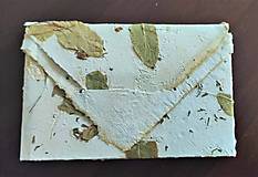 Papiernictvo - Origami obálka z ručného papiera biela s kvetmi lipy a lístkami yzopu lekárskeho - 13860038_