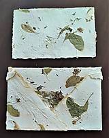 Papiernictvo - Origami obálka z ručného papiera biela s kvetmi lipy a lístkami yzopu lekárskeho - 13860041_