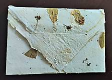 Papiernictvo - Origami obálka z ručného papiera biela s kvetmi lipy a lístkami yzopu lekárskeho - 13860042_