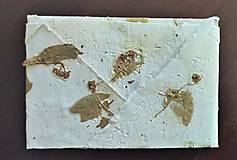 Papiernictvo - Origami obálka z ručného papiera biela s kvetmi lipy a lístkami yzopu lekárskeho - 13860043_