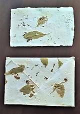 Papiernictvo - Origami obálka z ručného papiera biela s kvetmi lipy a lístkami yzopu lekárskeho - 13860045_