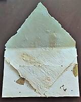 Papiernictvo - Origami obálka z ručného papiera biela s kvetmi lipy a lístkami yzopu lekárskeho - 13860046_