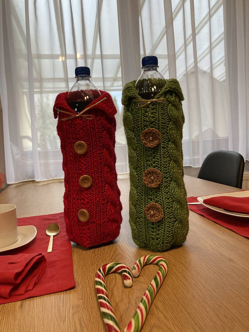 Úžitkový textil - Háčkované oblečko na fľašu Vianočné - 13861405_