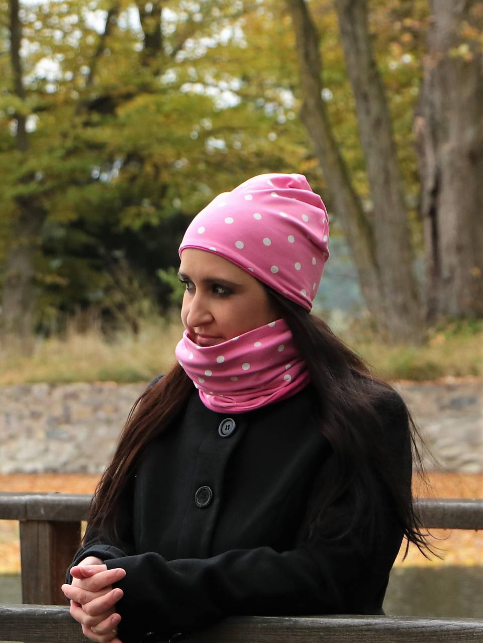 Bodka na ružovej čiapka, nákrčník alebo set